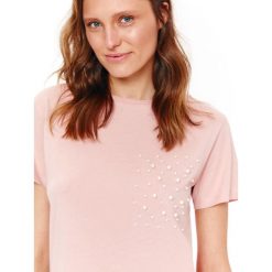 T-SHIRT DAMSKI Z PERŁAMI. Różowe bluzki dziewczęce Top Secret, na lato, z aplikacjami, z dzianiny, bez kołnierzyka, z krótkim rękawem, krótkie, bez kaptura. W wyprzedaży za 39,99 zł.