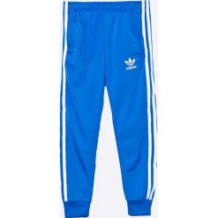 Adidas Originals - Spodnie dziecięce 128-164 cm. Niebieskie spodnie chłopięce marki adidas Originals, z dzianiny. W wyprzedaży za 129,90 zł.