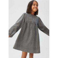 Mango Kids - Sukienka dziecięca Bibi. Szare sukienki dziewczęce Mango Kids, z haftami, z bawełny, casualowe, z długim rękawem, długie, mini, rozkloszowane. Za 119,90 zł.