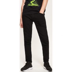 Jeansy skinny - Czarny. Czarne jeansy męskie regular House, z jeansu. Za 89,99 zł.