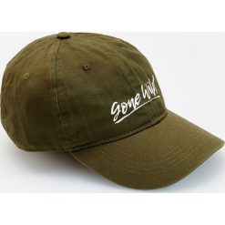 Czapka z daszkiem z napisem - Khaki. Brązowe czapki męskie Reserved, z napisami. W wyprzedaży za 9,99 zł.