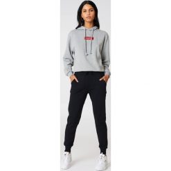Spodnie z wysokim stanem: NA-KD Basic Spodnie dresowe basic – Black