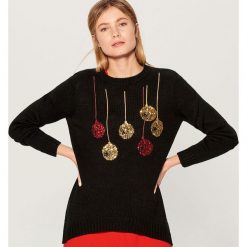 Świąteczny sweter ze świecącymi lampkami - Czarny. Czarne swetry klasyczne damskie marki Mohito, s, wizytowe. W wyprzedaży za 29,99 zł.