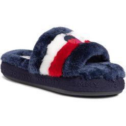 Kapcie TOMMY HILFIGER - Downslipper Sandal FW0FW04365 Rwb 020. Niebieskie klapki damskie TOMMY HILFIGER, bez wzorów, z tworzywa sztucznego, bez obcasa. Za 229,00 zł.