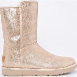 UGG - Kozaki Abree Short II. Szare botki damskie na obcasie marki Ugg, z futra, z okrągłym noskiem. W wyprzedaży za 779,90 zł.
