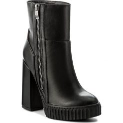 Botki GUESS - Giorgina FLGIO4 ELE10 BLACK. Czarne buty zimowe damskie marki Guess, z materiału, na obcasie. W wyprzedaży za 319,00 zł.