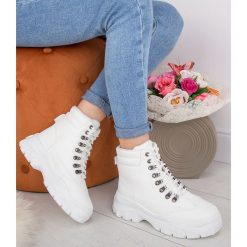 Trapery damskie Abloom W-70 Białe. Białe botki damskie ABLOOM, z tworzywa sztucznego, eleganckie, bez obcasa, na płaskiej podeszwie, bez zapięcia. Za 99,00 zł.