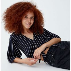 Top z węzłem i rękawem kimonowym. Niebieskie topy damskie Pull&Bear, bez wzorów, bez kołnierzyka, z krótkim rękawem. Za 69,90 zł.