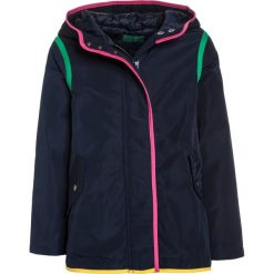 Benetton Kurtka zimowa dark blue. Niebieskie kurtki męskie Benetton, na zimę, z poliesteru. W wyprzedaży za 161,85 zł.