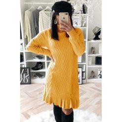 Sukienka REGANA MUSTARD. Żółte sukienki damskie Sukienka REGANA MUSTARD, uniwersalny, bez wzorów, z dzianiny, bez kołnierzyka, z krótkim rękawem, krótkie, mini. W wyprzedaży za 89,00 zł.