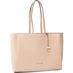 Torebka CALVIN KLEIN - Sided Shopper W/Laptop Sleeve K60K606508 TD1. Brązowe torby damskie na zakupy Calvin Klein, bez wzorów, ze skóry ekologicznej, klasyczne, bez dodatków. Za 699,00 zł.