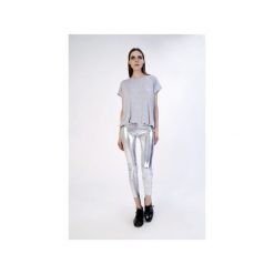 T-shirt z jasnoszarej dzianiny z wiązaniem na plecach. Szare t-shirty damskie marki Sthorm, s, bez wzorów, z wiskozy, z dekoltem na plecach. Za 199,00 zł.