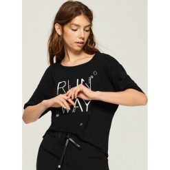 T-shirt z aplikacją - Czarny. Czarne t-shirty damskie marki Sinsay, l, z aplikacjami. W wyprzedaży za 14,99 zł.