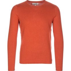 Sweter w kolorze pomarańczowym. Pomarańczowe swetry męskie Tom Tailor, s, bez wzorów, z bawełny, z okrągłym kołnierzem, bez kaptura. W wyprzedaży za 52,95 zł.