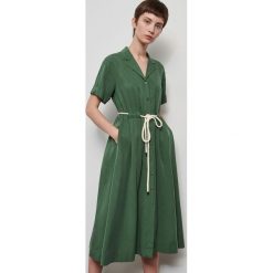 Sukienka z Tencelu™ z paskiem - Khaki. Brązowe sukienki damskie Reserved, s, bez wzorów, bez kołnierzyka, bez rękawów. W wyprzedaży za 79,99 zł.