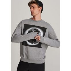 Bluza z nadrukiem - Szary. Szare bluzy męskie Reserved, s, z nadrukiem, bez kołnierzyka, bez rękawów, bez kaptura. Za 79,99 zł.