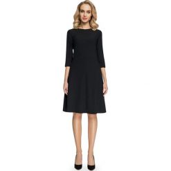 FAUSTINA Sukienka z geometrycznymi cięciami - czarna. Czarne sukienki damskie Stylove, s, bez wzorów, z elastanu, bez kołnierzyka, bez rękawów, trapezowe. Za 189,00 zł.