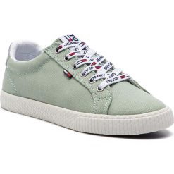 Tenisówki TOMMY JEANS - Casual Sneaker EN0EN00125 Frosty Green 312. Zielone półbuty damskie Tommy Jeans, na co dzień, bez wzorów, z jeansu, casualowe, bez obcasa, na płaskiej podeszwie, bez zapięcia. W wyprzedaży za 229,00 zł.