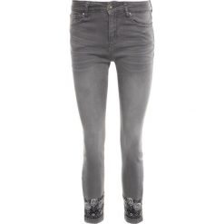Jeansy Skinny Fit Desigual 19WWPN19. Szare jeansy damskie Desigual, bez wzorów, z jeansu. W wyprzedaży za 299,00 zł.