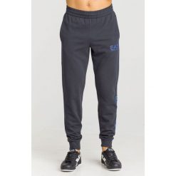 SPODNIE DRESOWE EA7 EMPORIO ARMANI. Szare spodnie męskie m, z nadrukiem, z bawełny. Za 281,40 zł.