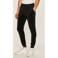 Emporio Armani - Spodnie. Czarne spodnie męskie Emporio Armani, na co dzień, m, bez wzorów, z bawełny, casualowe. Za 459,90 zł.