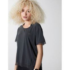 Koszulka do biegania RUN FEEL damska. Szare bluzki damskie KALENJI, bez wzorów, z elastanu, eleganckie, bez kołnierzyka, bez rękawów. Za 59,99 zł.