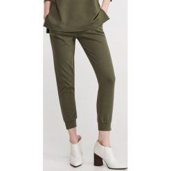Dzianinowe spodnie - Khaki. Brązowe spodnie damskie Reserved, s, z dzianiny. W wyprzedaży za 39,99 zł.