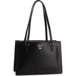 Torebka DKNY - Whitney Lg Cntr Zip R94AHA94 Blk/Gold BGD. Czarne torebki klasyczne damskie DKNY, bez wzorów, ze skóry, klasyczne, duże, bez dodatków. Za 1279,00 zł.