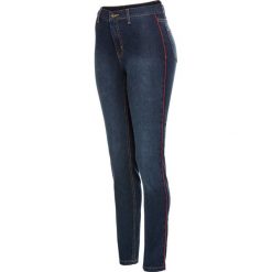 Dżinsy SKINNY z wysoką talią i kontrastowymi paskami bonprix ciemny denim. Jeansy damskie bonprix. Za 49,99 zł.