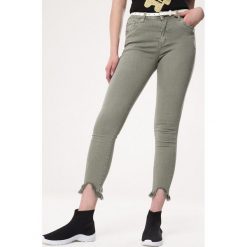 Zielone Jeansy Sate. Zielone jeansy damskie Born2be, s, w paski, z jeansu, z podwyższonym stanem. Za 54,99 zł.