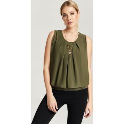 Top w kolorze khaki. Brązowe bluzki damskie Zabaione, Hailys, s, bez wzorów, bez kołnierzyka. W wyprzedaży za 39,95 zł.