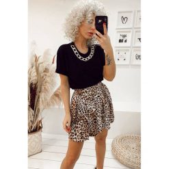 T-shirt JUANITA BLACK. Czarne t-shirty damskie IVET, z aplikacjami, eleganckie, bez kołnierzyka. W wyprzedaży za 39,00 zł.