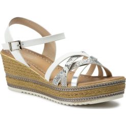 Sandały JENNY FAIRY - WSA2223-01 White. Białe klapki damskie Jenny Fairy, bez wzorów, ze skóry ekologicznej, bez obcasa, na obcasie. Za 79,99 zł.