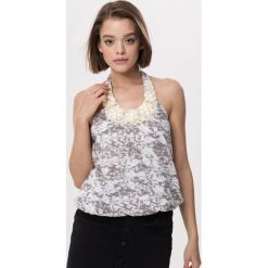 Khaki Top Evocation. Brązowe bluzki damskie Born2be, s, z aplikacjami, klasyczne, z okrągłym kołnierzem, bez rękawów. Za 14,99 zł.