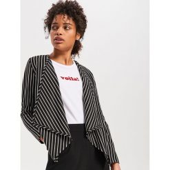 Dzianinowy blezer - Czarny. Czarne bolerka i narzutki damskie Reserved, bez wzorów, z dzianiny, bez rękawów. Za 39,99 zł.