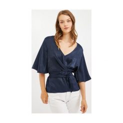 Bluzka damska. Bluzki damskie Promod, w paski, z satyny, eleganckie, bez kołnierzyka, z długim rękawem. Za 59,50 zł.