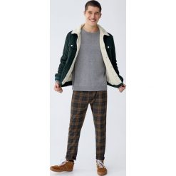Sweter wykonany podwójnym ściegiem. Szare swetry męskie marki Pull&Bear, m, bez wzorów, z podwójnym kołnierzykiem, bez kaptura. Za 109,00 zł.