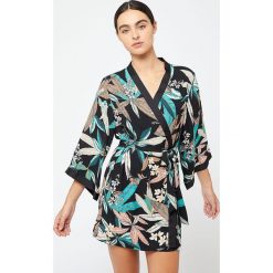 Etam - Szlafrok Indiana. Czarne szlafroki damskie Etam, s, bez wzorów, z poliesteru, bez rękawów, bez kaptura. Za 179,90 zł.
