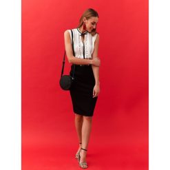 Spódnica regularna damska gładka. Czarne spódniczki damskie Top Secret, bez wzorów, eleganckie, z podwyższonym stanem, dopasowane. Za 89,99 zł.