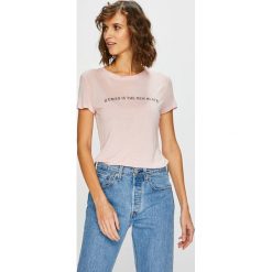 Guess Jeans - Top. Różowe bluzki damskie marki Guess Jeans, s, z nadrukiem, z wiskozy, casualowe, z okrągłym kołnierzem, z krótkim rękawem. Za 169,90 zł.