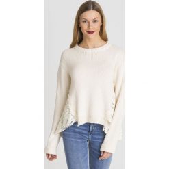 SWETER TWINSET. Białe swetry damskie Twinset, s, w koronkowe wzory, z bawełny, bez rękawów, bez kaptura. Za 635,40 zł.