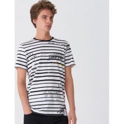 T-shirt w paski - Biały. Białe t-shirty męskie House, s, w paski, bez kołnierzyka. Za 49,99 zł.