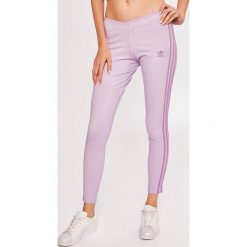 Adidas Originals - Legginsy. Fioletowe legginsy marki adidas Originals, z elastanu. W wyprzedaży za 149,90 zł.