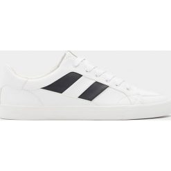 Tenisówki z paskami. Białe buty sportowe męskie Pull&Bear, w paski, sportowe, z paskami. Za 99,90 zł.