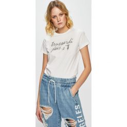 Trussardi Jeans - Top. Białe bluzki damskie Trussardi Jeans, s, z nadrukiem, z bawełny, z okrągłym kołnierzem. W wyprzedaży za 129,90 zł.