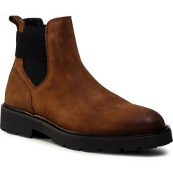 Sztyblety TOMMY HILFIGER - Elastic Hilfiger Suede Chelsea FM0FM03106 Natural Cognac GTU. Pomarańczowe sztyblety męskie TOMMY HILFIGER, z zamszu, bez zapięcia. Za 699,00 zł.