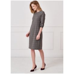 Sukienka Tebe krata Księcia Walii 32 szary. Szare sukienki damskie Marie Zélie, na co dzień, s, w paski, z elastanu, eleganckie, z okrągłym kołnierzem, bez rękawów, proste. Za 497,00 zł.