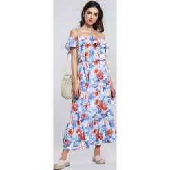 Biało-Niebieska Sukienka Lotus. Białe sukienki damskie other, na lato, s, z aplikacjami, bez kołnierzyka, bez rękawów, maxi, dopasowane. Za 79,99 zł.