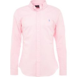 Polo Ralph Lauren SLIM FIT Koszula carmel pink. Szare koszule męskie slim marki Polo Ralph Lauren, l, z bawełny, button down, z długim rękawem. Za 509,00 zł.
