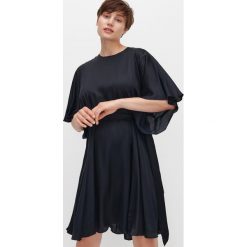 Satynowa sukienka z paskiem -. Sukienki damskie Reserved, bez wzorów, z satyny, bez kołnierzyka, bez rękawów. Za 259,99 zł.
